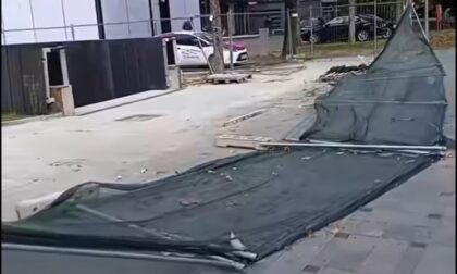 Nije prvi put: Vjetar oborio ogradu oko Centralnog spomen obilježja u Banjaluci VIDEO