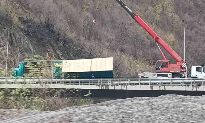 Posljedice snažnog vjetra: Prevrnula se prikolica kamiona