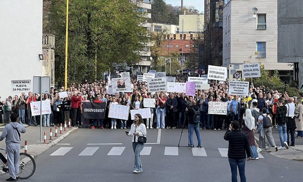 Završen protest u  Tuzli: Traže se vanredni izbori, ostavke i pravda
