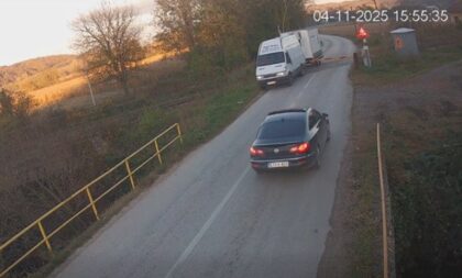 Vozač ignorisao rampu i signalizaciju: Opasan prelazak preko pruge u Modriči VIDEO