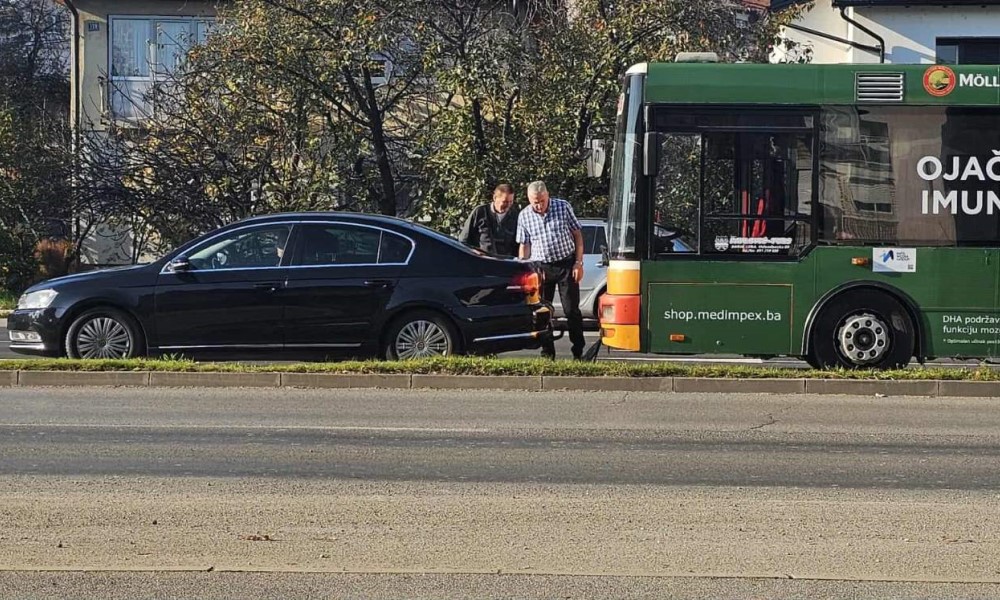 Saobraćaj otežan: Sudar automobila i autobusa na Zapadnom tranzitu