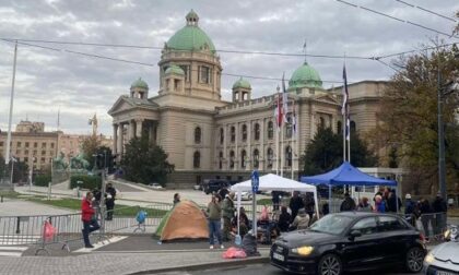 Policija prisutna: Na platou ispred Skupštine Srbije jutros mirno