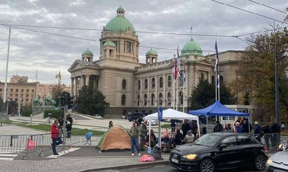 Policija prisutna: Na platou ispred Skupštine Srbije jutros mirno