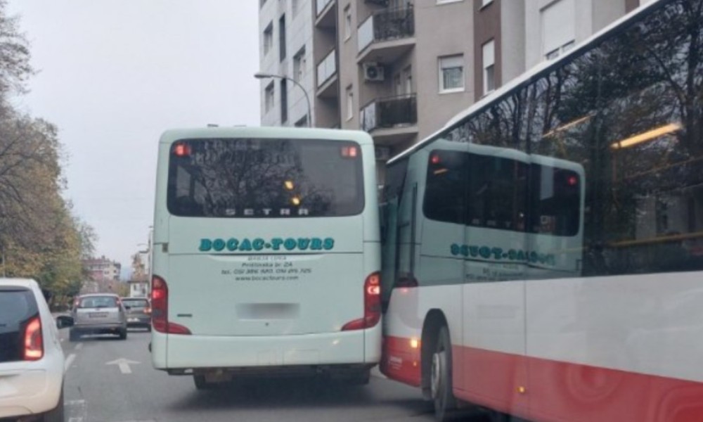 Brza vožnja i nepažnja: Sudarila se dva autobusa u Banjaluci