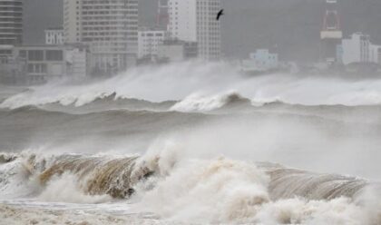 Jaki udari vjetra: Tajfun pogodio Vijetnam, vojska u pripravnosti