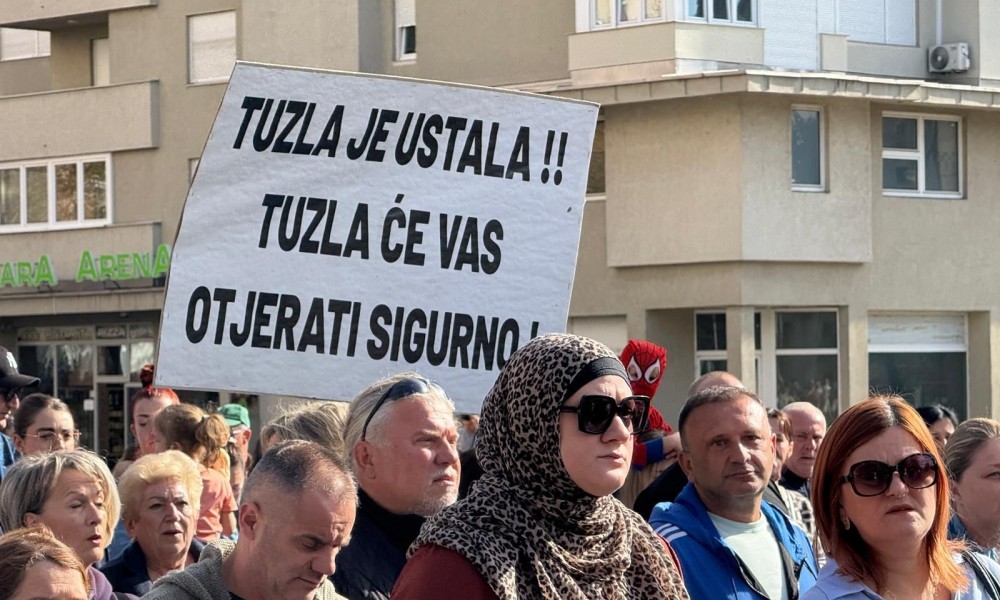 Tuzla je ustala! Počela protestna šetnja zbog zlostavljanja djevojčica