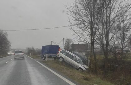 Saobraćajka kod Prijedora: Dva automobila završila u kanalu