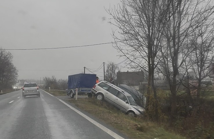 Saobraćajka kod Prijedora: Dva automobila završila u kanalu