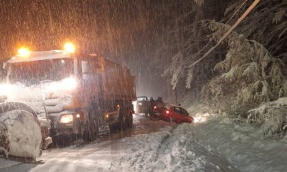 Pometnja zbog snijega: Kamion prešao u suprotnu traku, automobil u kanalu FOTO