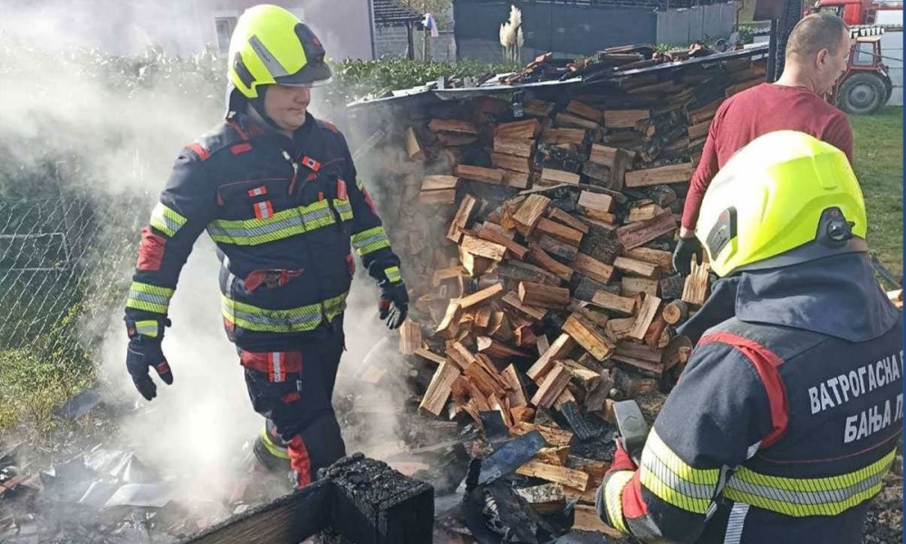 Vikend pun posla za banjalučke vatrogasce: Gasili požar, uklanjali grane FOTO