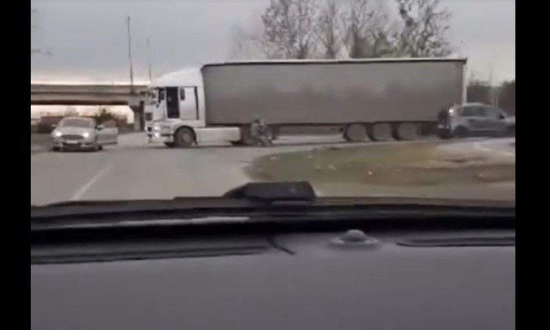 Zaustavili saobraćaj: Nesporazum vozača prerastao u tuču nasred puta VIDEO