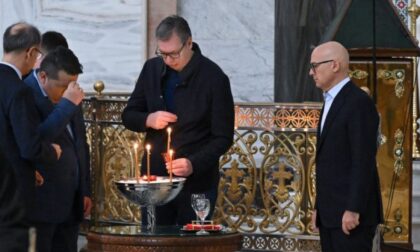Vučić na pomenu: Danas za svakoga od stradalih palimo sveću moleći se u tišini FOTO