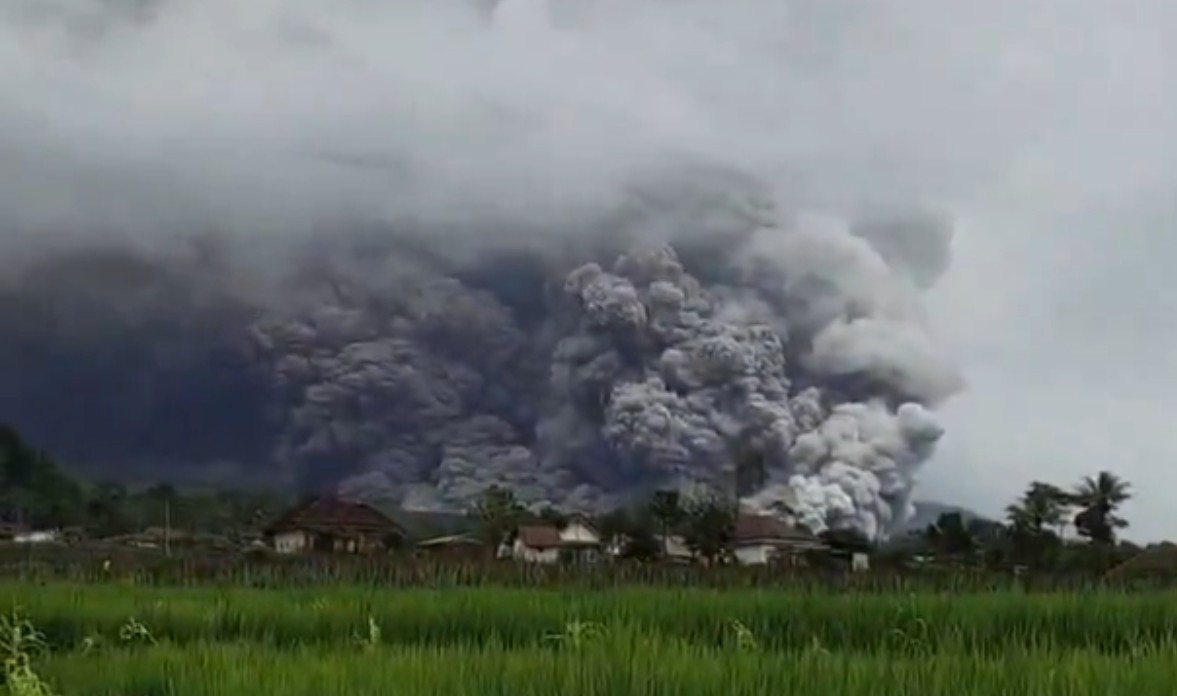 Eruptirao vulkan Semeru: Nivo uzbune u Indoneziji podignut na najviši VIDEO