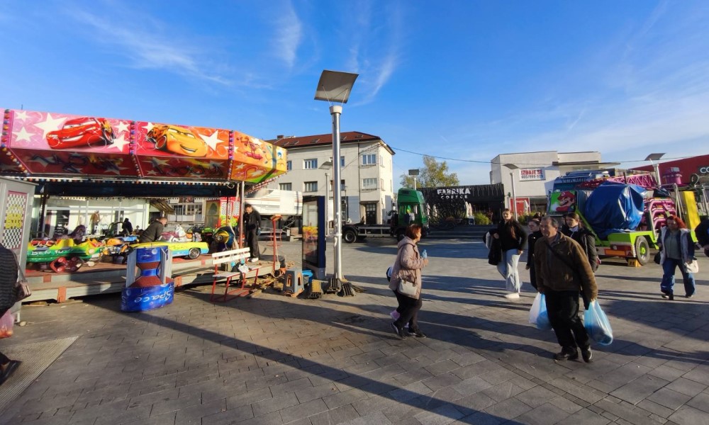 Kreće novogodišnja gužva u stogom centru: Zabavni park stigao na Trg Krajine FOTO/VIDEO