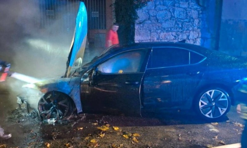 Uviđaj u toku! Zapaljeno službeno vozilo gradonačelnika Mostara, odmah se oglasio