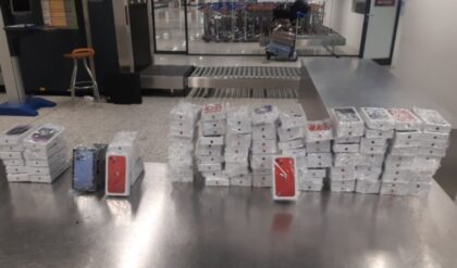 Zapljena “teška” 200.000 maraka: Bračni par u koferu krio 123 “ajfona”