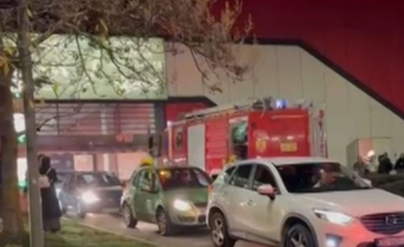 Požar u zagrebačkom Arena Centru: Na terenu brojni vatrogasci, ljudi bježe VIDEO