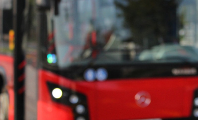 Proklizao gradski autobus: Udario u obližnji kiosk, prolaznici sve snimili VIDEO