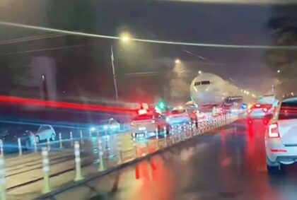 Nestvaran snimak sa Balkana: Vozači na ulici morali da stanu da propuste avion VIDEO