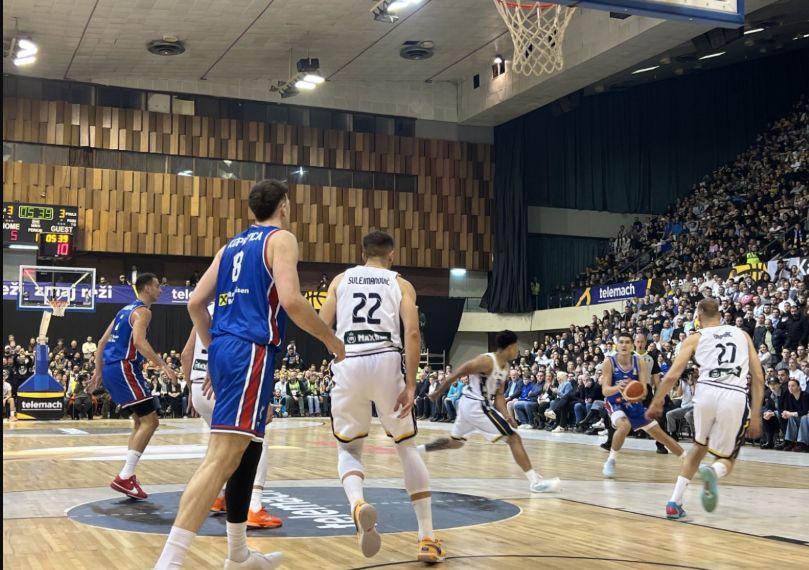 Skandal u Skenderiji! Navijači BiH izviždali himnu Srbije i uvredljivo skandirali  VIDEO