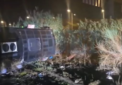 Prevrnuo se autobus pun žena: Vozač izbjegavao psa na putu VIDEO