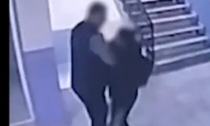 Monstruozno! Direktor škole gurnuo niz stepenice učenika sa posebnim potrebama VIDEO