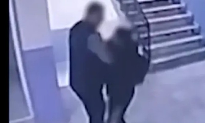 Monstruozno! Direktor škole gurnuo niz stepenice učenika sa posebnim potrebama VIDEO