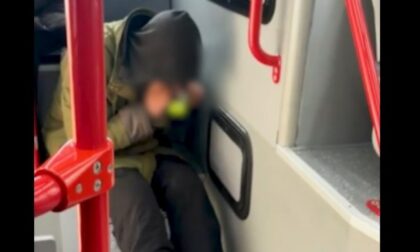 Scena kakva se rijetko viđa: Muškarac se drogirao usred gradskog autobusa