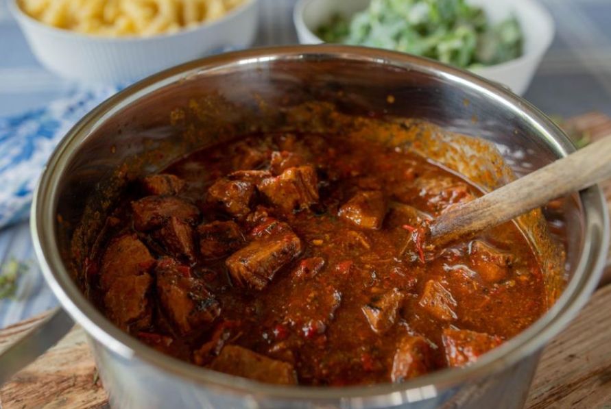 Gulaš po bakinom receptu: Imaće još bolji ukus uz pomoć jednog slatkog sastojka