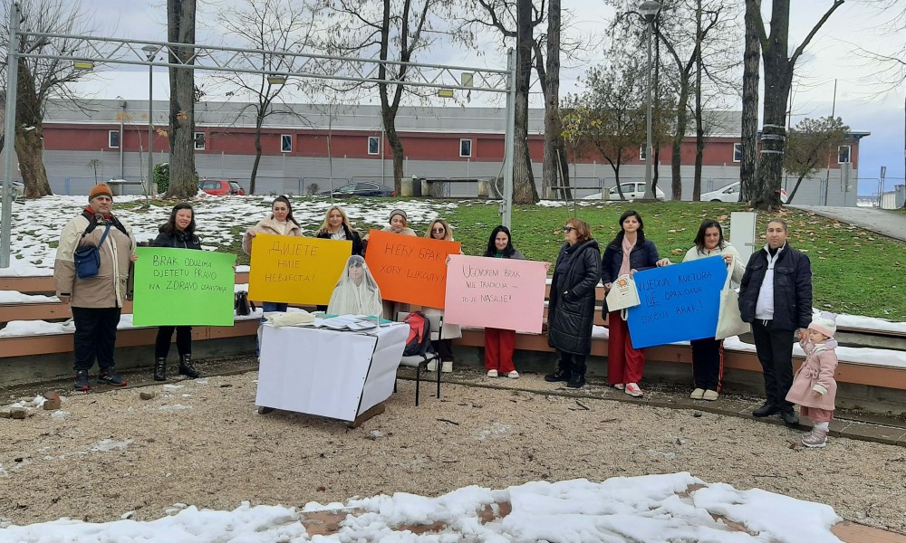 Podigli glas u Prnjavoru! S transparentima u rukama poručili “Neću brak, hoću knjigu”