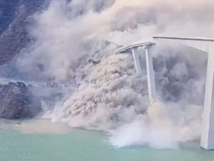 Nastalo klizište: Srušio se novootvoreni most u Kini VIDEO