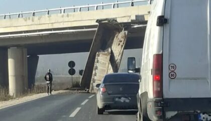 Nesvakidašnja nesreća: Kipom kamiona udario u nadvožnjak auto-puta 9. januar VIDEO
