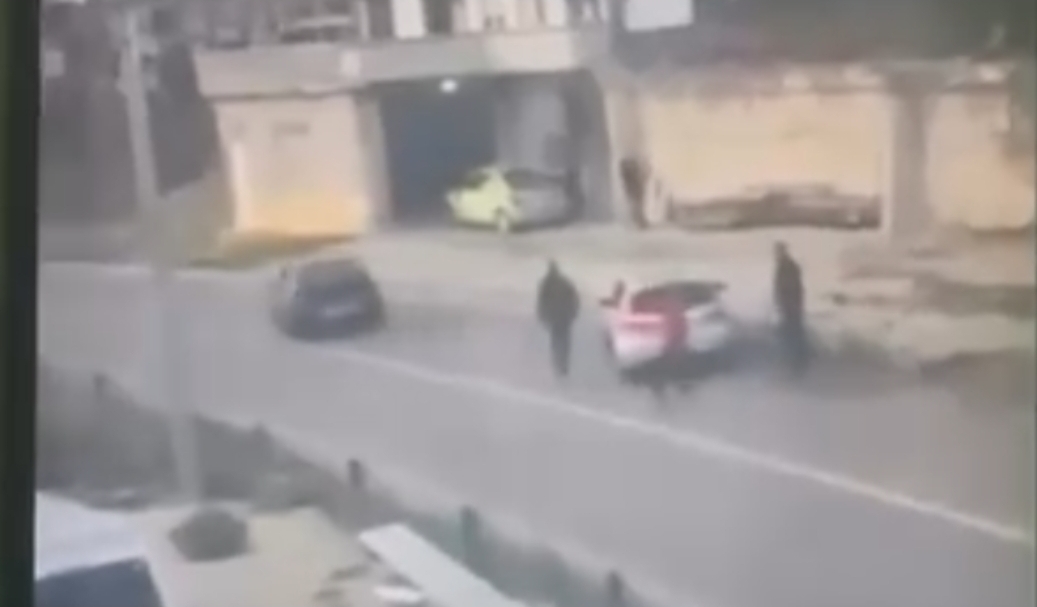 Novi snimak užasa iz Kladuše: Suvozač sjeo za volan i počeo da gazi ljude VIDEO