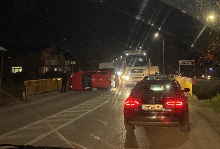 Saobraćajna nezgoda u Klašnicama: Auto na krovu
