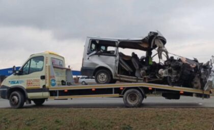 Detalji nesreće u kojoj su stradale četiri osobe: Žene bile u kombiju koji je naletio na valjak