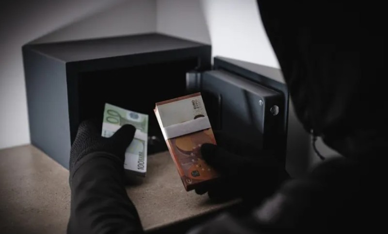 Opustošili sef! Tri muškarca uhapšena zbog krađe 70.000 KM i 22.000 evra