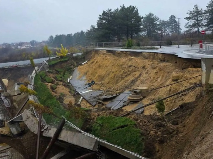 Haos u Kragujevcu: Obrušavaju se potporni zidovi i dio pristupne saobraćajnice VIDEO
