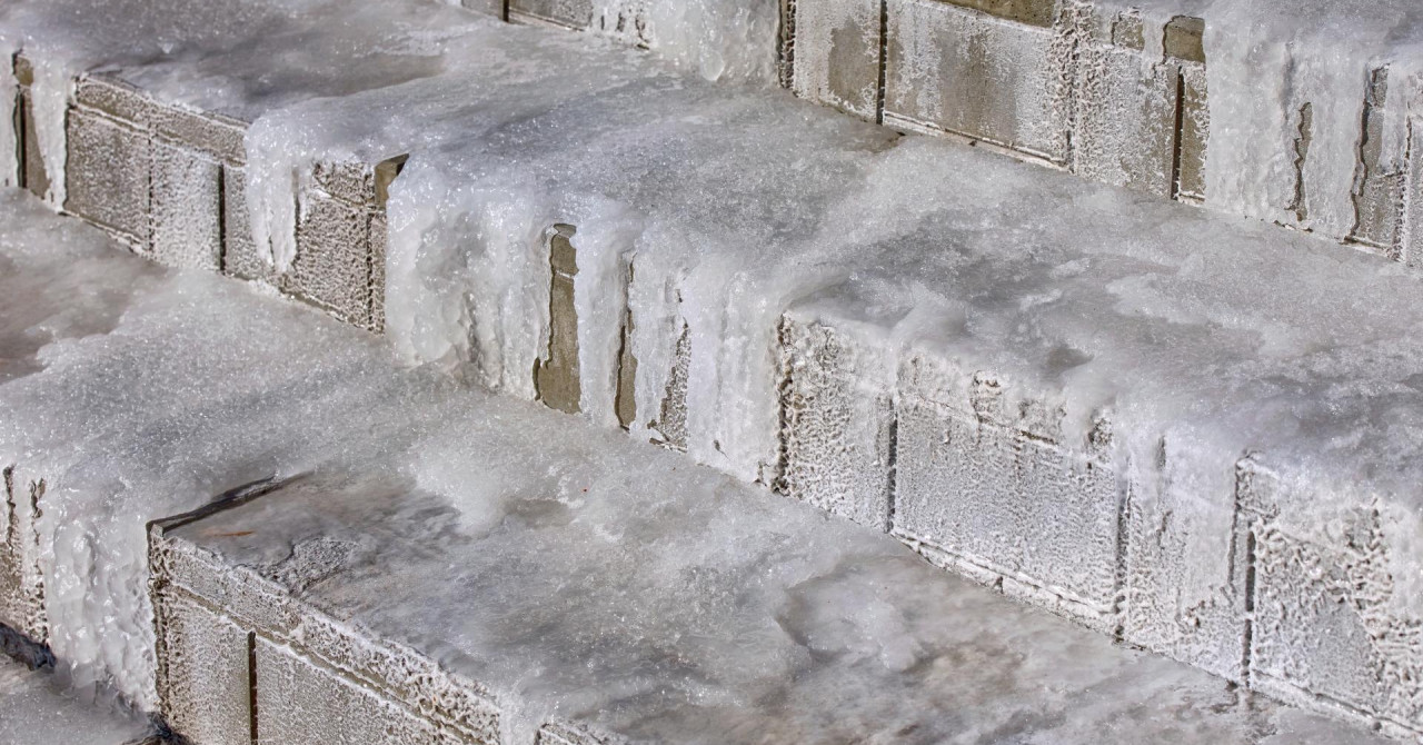 Nije so: Ovaj jeftini sastojak uklanja led sa stepenica