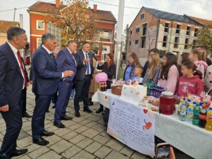 Humanost na djelu u Derventi: Dodik i Karan podržali akciju za pomoć Maji Glišić FOTO