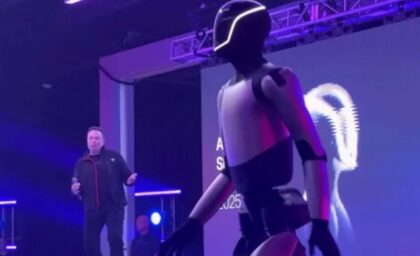 Pravi spektakl! Mask zaplesao s robotom na bini, obećao svijet bez siromaštva VIDEO