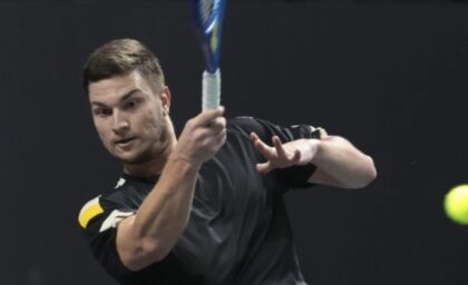 Kecmanović u četvrtfinalu: Srpski teniser slavio protiv Italijana u Atini