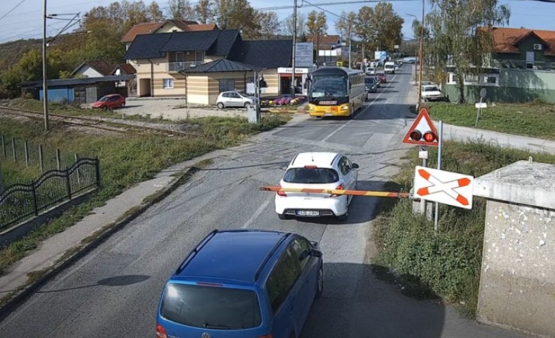 Drama na pružnom prelazu: Žena za volanom nije na vrijeme zakočila, pa polomila rampu VIDEO
