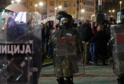 Oglasio se MUP o incidentu ispred Skupštine Srbije: Zapaljen šator sa ljudima unutra, ima povrijeđenih policajaca VIDEO