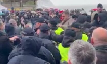 Tukli se opozicija i “ćaciji” : Incident ispred Narodne skupštine u Beogradu VIDEO