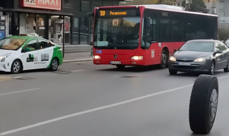 Scena kao iz “Žikine dinastije”: Autobusu otpao točak, snimak šokirao građane VIDEO