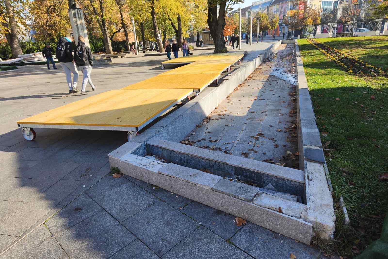 Bijeli kamen i kućice uz polomljene ploče: Može li parku Petar Kočić pomoći zimsko “šminkanje” FOTO/VIDEO