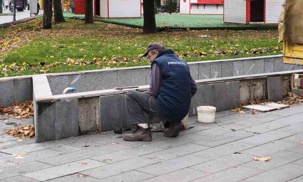 Gradske vlasti ponekad i čuju! Popravljaju se popucale ploče u centralnom parku FOTO