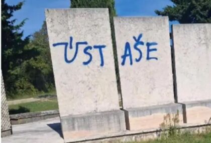 Ustaška slova na spomeniku Prvom splitskom partizanskom odredu