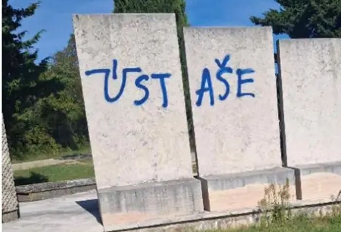 Ustaška slova na spomeniku Prvom splitskom partizanskom odredu