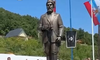 Zaprijećena kazna! Sud ponovo naložio privremeno oduzimanje spomenika Pavlu Đurišiću